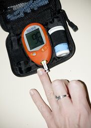 A vér glükóz szintjének mérése az inzulin dózisok kijavítása érdekében 1 típusú cukorbetegséggel